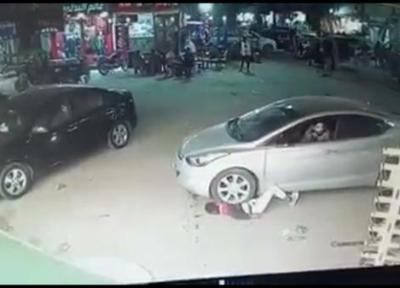 (ویدئو +16) کودک زیر چرخ خودرو له شد!