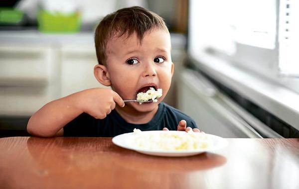 با کودک همواره گرسنه باید چه کار کنیم؟